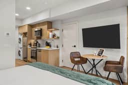 Ascent Unit 320B - Studio | King Bed | Mountain View | Hot Tub & Pool