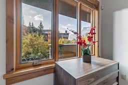 Rundle Cliff Unit 107 - Luxury 2BR Suite | Heart of Canmore | Hot Tub