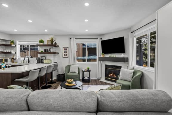 108 Banff Boundary Lodge - Forest Retreat | Near Banff Gate | Hot Tub