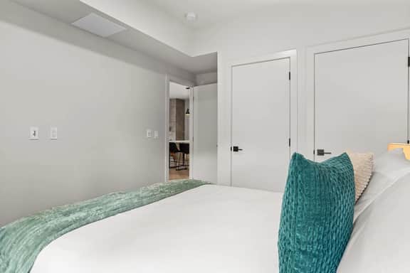 Ascent Unit 320 - Modern 3BR Retreat w/ 3 Balconies & Fireplace