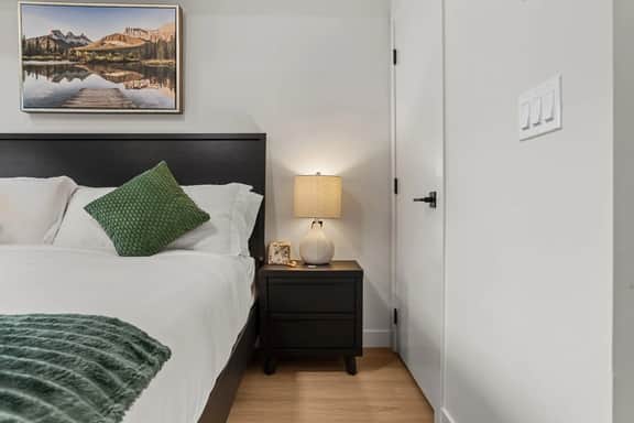 Ascent Unit 320B - Studio | King Bed | Mountain View | Hot Tub & Pool