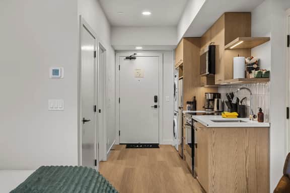 Ascent Unit 320B - Studio | King Bed | Mountain View | Hot Tub & Pool
