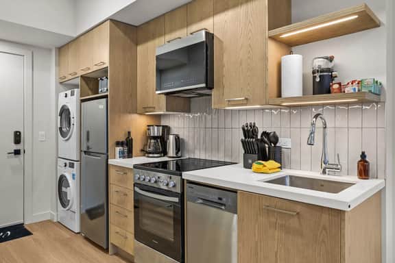 Ascent Unit 320B - Studio | King Bed | Mountain View | Hot Tub & Pool