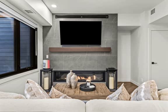 Ascent Unit 418 - Penthouse with Mountain Views | Hot Tub & Pool