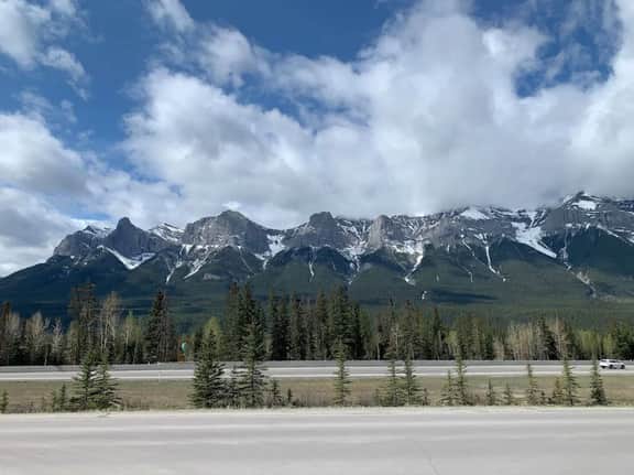 Banff Woods Lodge Unit 252 Steps to Banff National Park l Mountain Getaway