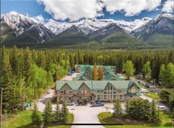 Banff Woods Lodge Unit 252 Steps to Banff National Park l Mountain Getaway