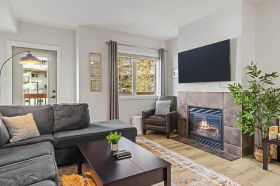Lodges Unit G208 - Hot Tub & Heated Pool |  Mountain Views | King Bed