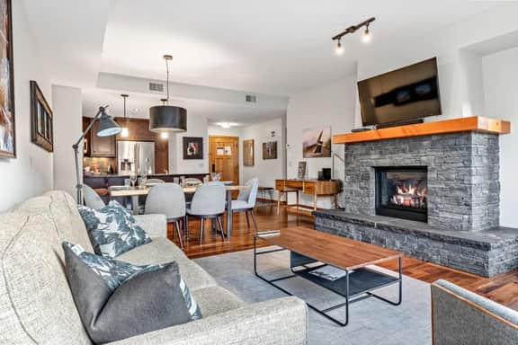 Rundle Cliff Unit 107 - Luxury 2BR Suite | Heart of Canmore | Hot Tub