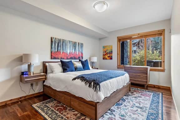 Rundle Cliff Unit 107 - Luxury 2BR Suite | Heart of Canmore | Hot Tub