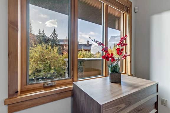 Rundle Cliff Unit 107 - Luxury 2BR Suite | Heart of Canmore | Hot Tub