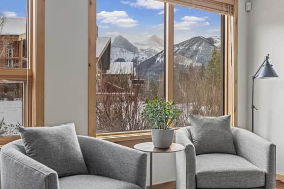 Rundle Cliff Unit 107 - Luxury 2BR Suite | Heart of Canmore | Hot Tub