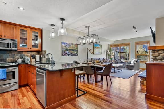 Rundle Cliff Unit 216 - Picturesque Mtn Views | Downtown | Hot Tub