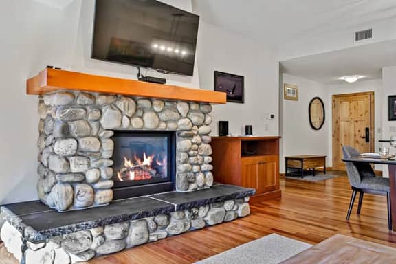 Rundle Cliff Unit 216 - Picturesque Mtn Views | Downtown | Hot Tub