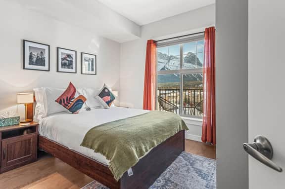 Silver Creek Unit 403 - Panoramic Mountain Views | 2 Hot Tubs | Steam Room